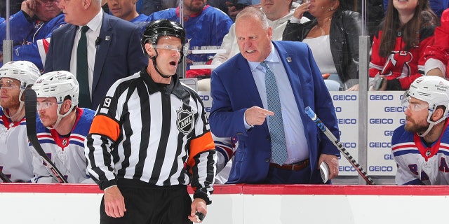 Gerard Gallant bir hakemle konuşuyor