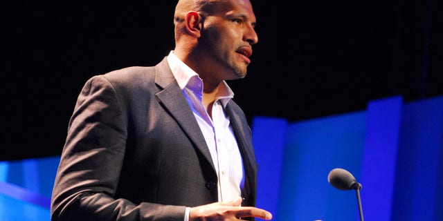 John Amaechi bir ödül töreninde konuşuyor