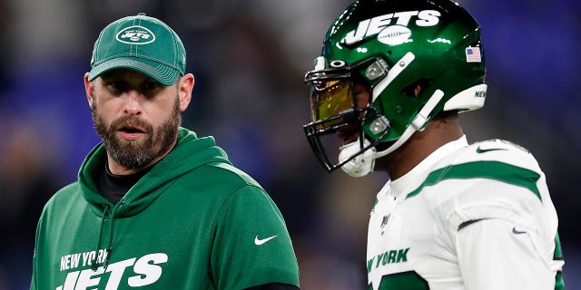 Adam Gase and Le'Veon Bell talk before an NFL game in 2019