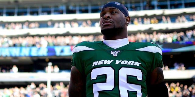 Le'Veon Bell standing before a Jets game in 2019