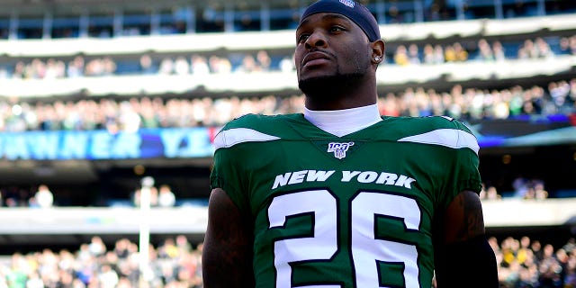 Le'Veon Bell stands before a Jets game in 2019