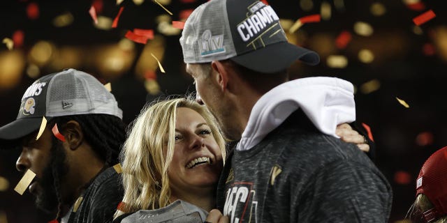 Kyle Shanahan celebrates the NFC Championship with his wife
