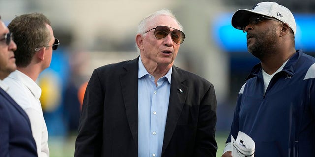 Jerry Jones speaks with Will McClay