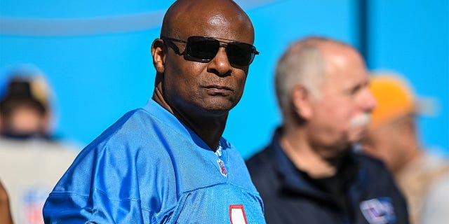 Warren Moon watches the Titans warm up