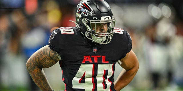 Keith Smith calentando antes de un partido de los Falcons