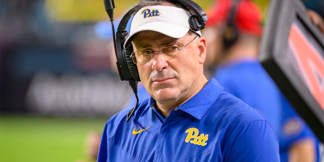 Pat Narduzzi on the sidelines