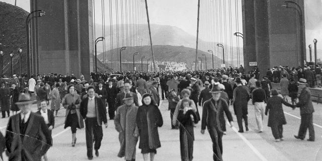 pedestrians golden gate bridge