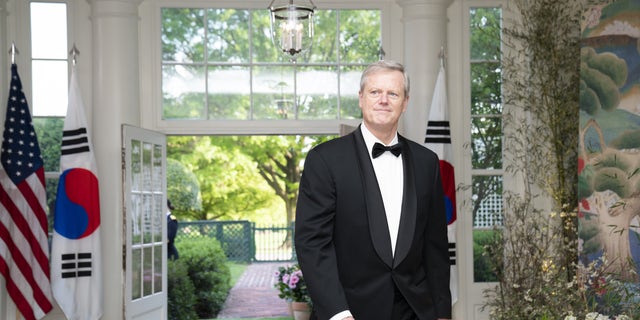 Charlie Baker arrives at White House