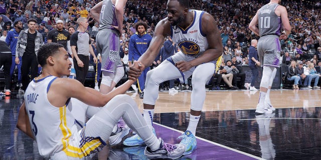 Draymond Green helps up Jordan Poole
