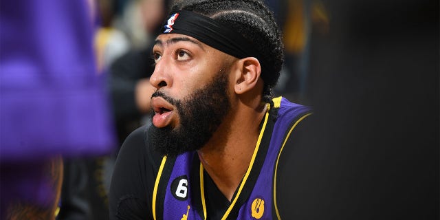 Anthony Davis sits on the bench