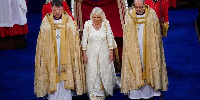 queen elizabeth walking into westminster