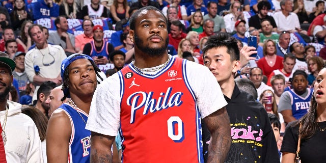 Micah Parsons en un partido de la NBA con una camiseta de los 76ers