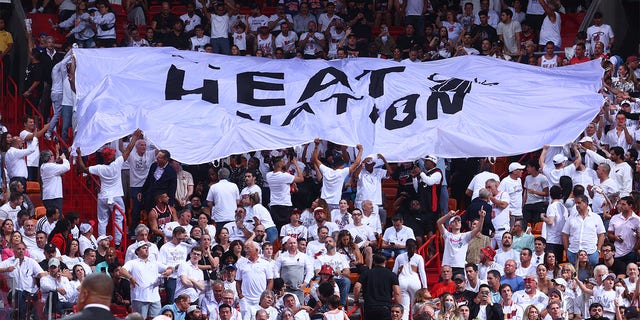 Los fanáticos del Miami Heat animan durante el Juego 4