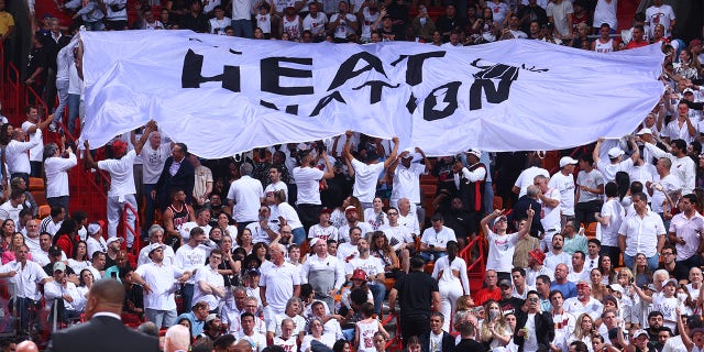 Los fanáticos del Miami Heat animan durante el Juego 4