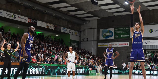 Victor Wembanyama serbest atış kullanıyor