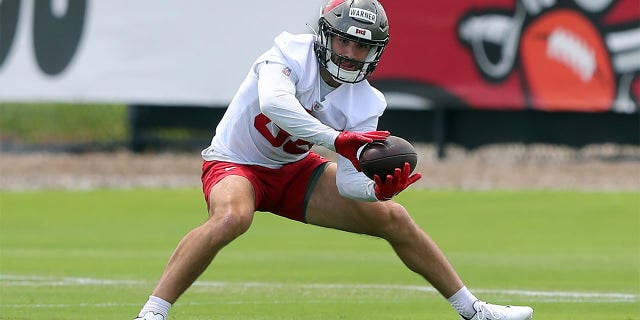 Kade Warner catches a pass for the Bucs