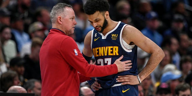 Michael Malone habla con Jamal Murray