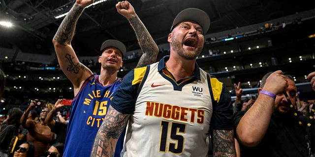Los hermanos Jokic celebran la victoria de Denver sobre los Lakers