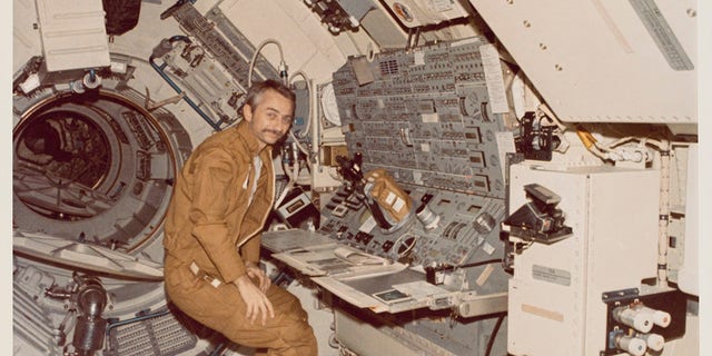 astronaut space skylab