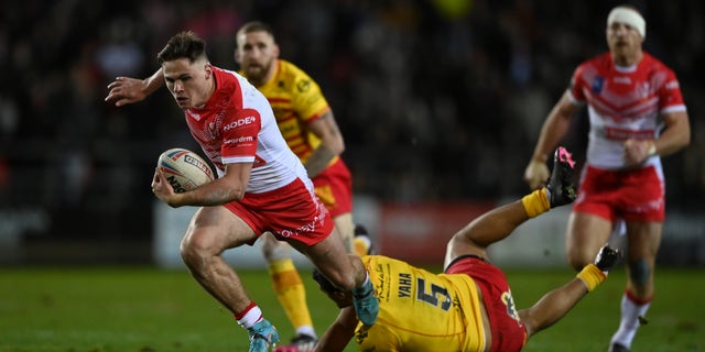 Un jugador de St Helens rompe una entrada 