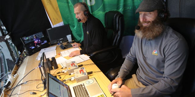 Glen Kuiper y Dallas Braden llaman a un juego