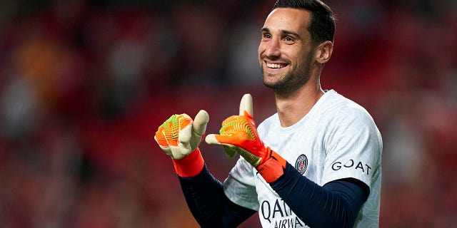 Sergio Rico cheers on fans ahead a UEGA Champions League group match