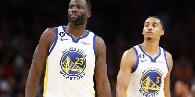 Draymond Green y Jordan Poole durante un partido