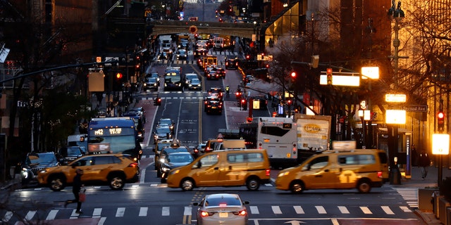 نيويورك ، نيويورك - 8 ديسمبر: تعبر سيارات الأجرة شارع 42nd مع شروق الشمس في 8 ديسمبر 2022 في مدينة نيويورك.  (الصورة: Gary Hershorn / Getty Images)