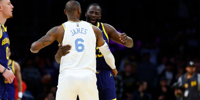 Beso de LeBron James y Draymond Green