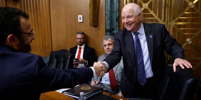 Ben Cardin shakes hand in Senate chamber