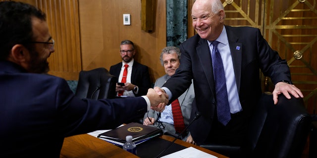 Ben Cardin shakes hand in Senate chamber