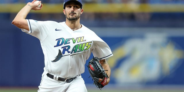 Zach Eflin lanza contra los Atléticos