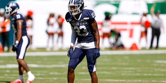 El back defensivo Isaiah Bolden juega para Jackson State