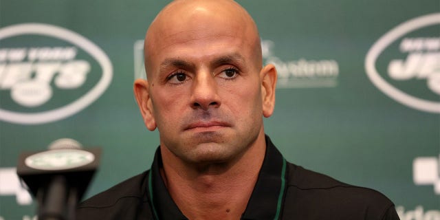 Robert Saleh partecipa a una conferenza stampa