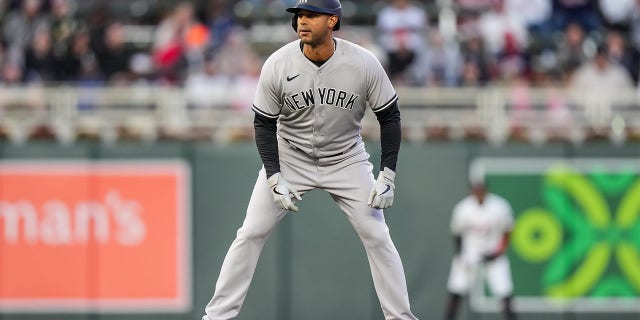 Aaron Hicks en la base contra los Mellizos