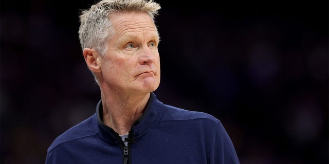 Steve Kerr, NBA Playoffları sırasında koçluk yapıyor