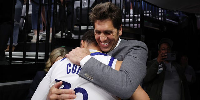 Stephen Curry and Bob Myers embrace