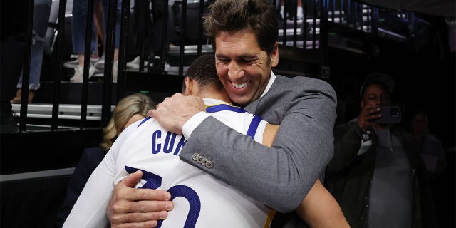 Stephen Curry and Bob Myers hug