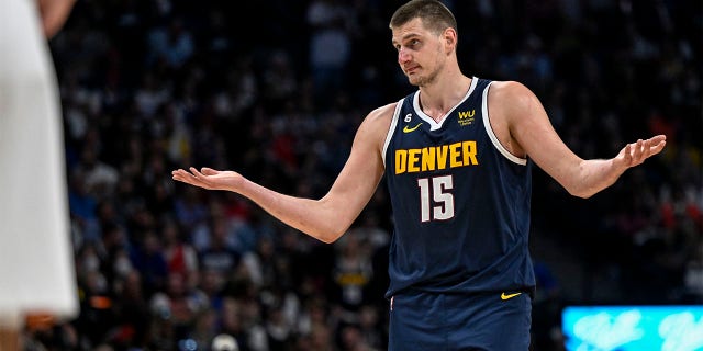 Nikola Jokic juega contra los Suns en los playoffs