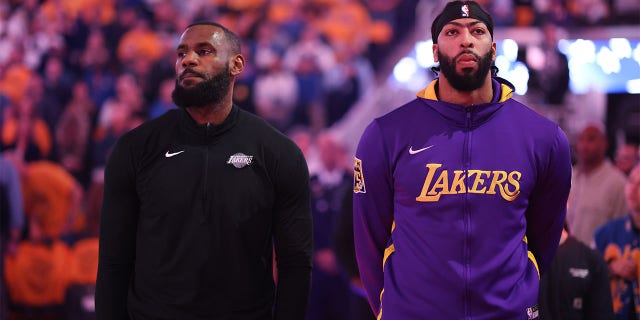 LeBron James y Anthony Davis antes de un partido de playoffs