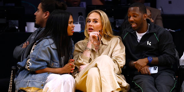 Nia Long confronts Adele as they engage in on-court conversation during Lakers game, while Rich Paul watches