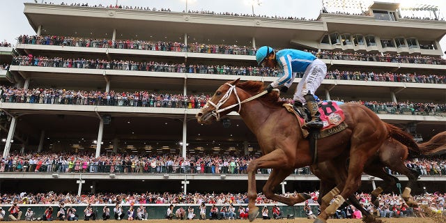 Mage, Kentucky Derby'de bitiş çizgisini bitiriyor