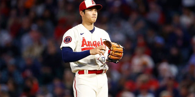 Shohei Ohtani lanza contra los Astros