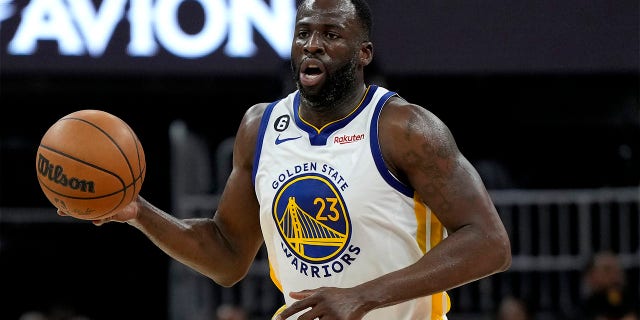 Draymond Green trae el balón a casa contra los Lakers