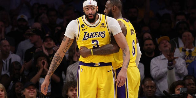 LeBron James besa a Anthony Davis