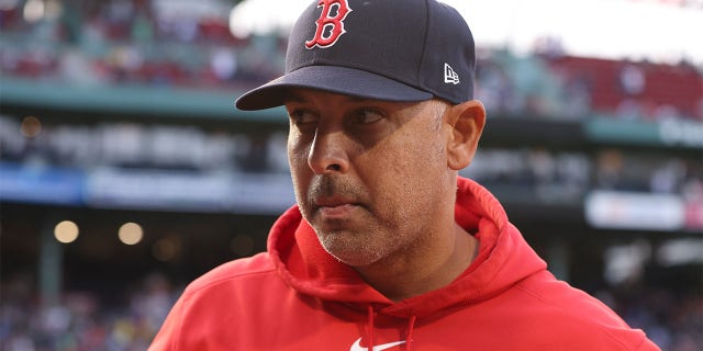 Alex Cora mira antes de un partido contra Seattle