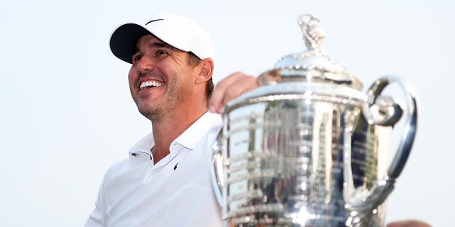 Brooks Koepka posa con el trofeo del Campeonato de la PGA