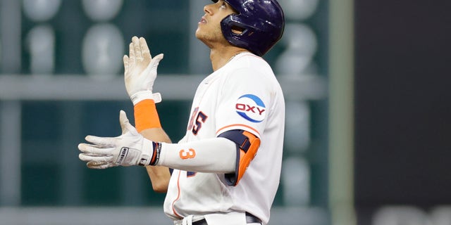 Судья MLB столкнулся с критикой после столкновения с Джереми Пенья из Astros 2 Джереми Пенья забивает дубль