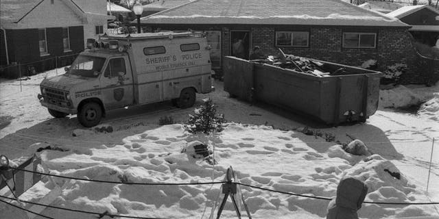 Politibil og skraldespand uden for John Wayne Gacys hus