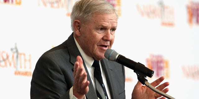 Denny Crum habla en el podio